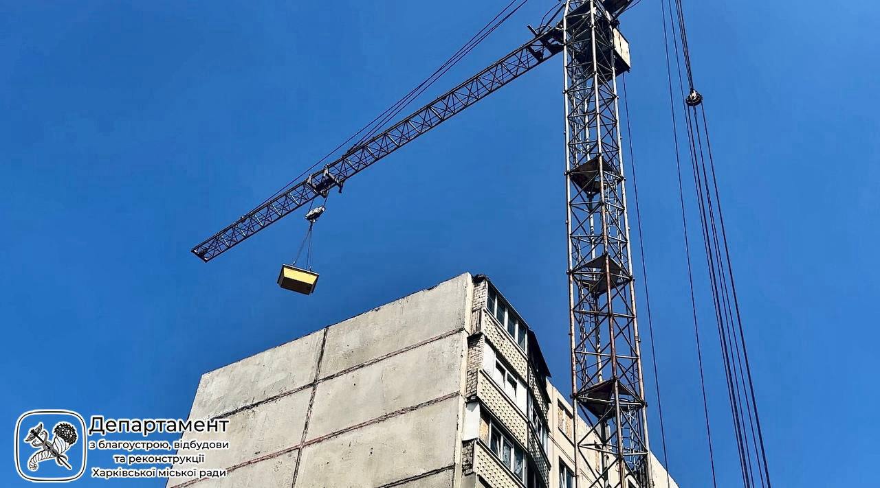 На Північній Салтівці відновлюють багатоповерхівку, пошкоджену у 2022 році. Фото: ХМР