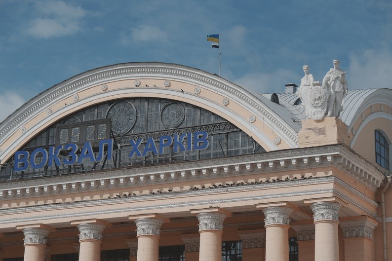 В Харькове на Центральном вокзале подняли Флаг Надежды. Фото: Суспільне Харьков/Виктория Якименко