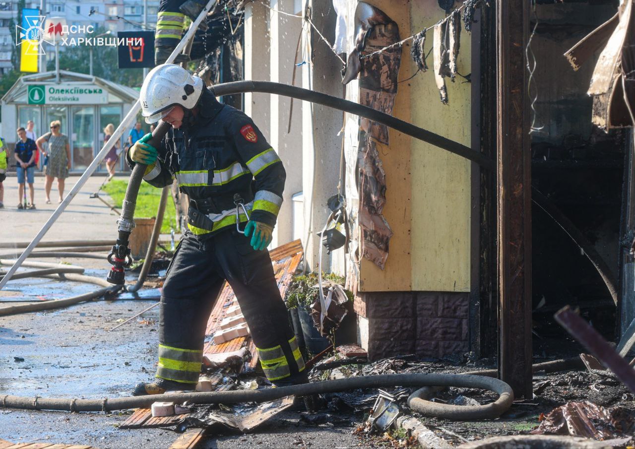 На Олексіївці у Харкові згоріло кафе. Фото: ДСНС