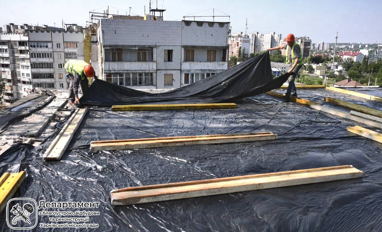 На Північній Салтівці відновлюють багатоповерхівку, пошкоджену у 2022 році. Фото: ХМР