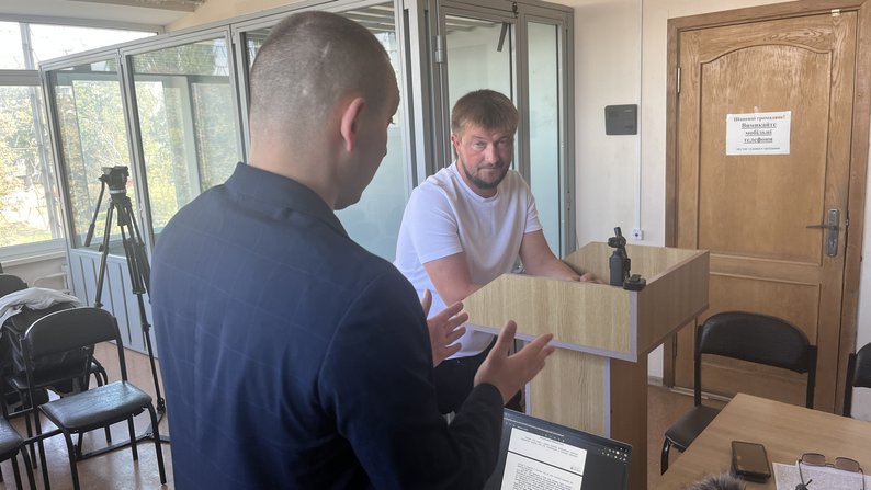 В Харькове работник ТЦК на суде объяснил избиение учителя. Фото: Суспільне/Дмитрий Гребенник