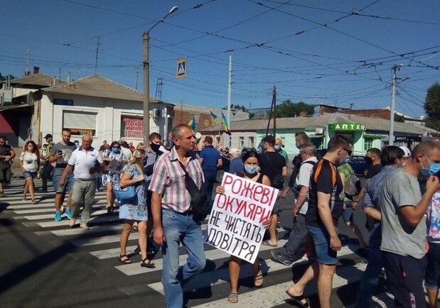 Харьковчане перекрывали дорогу и потребовали закрыть завод. Фото: 