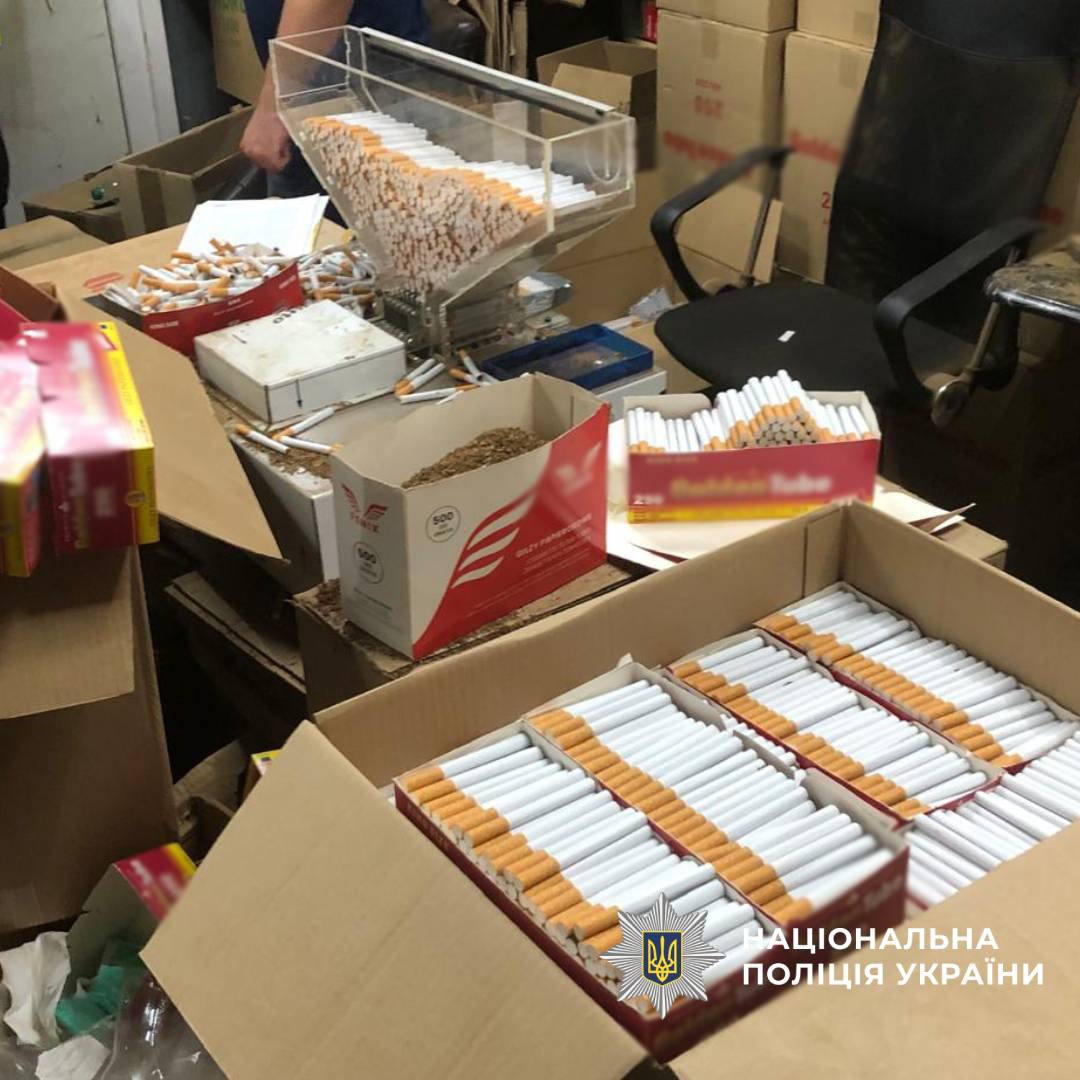 На Харьковщине разоблачили семейную схему производства сигарет. Фото: Нацполиция