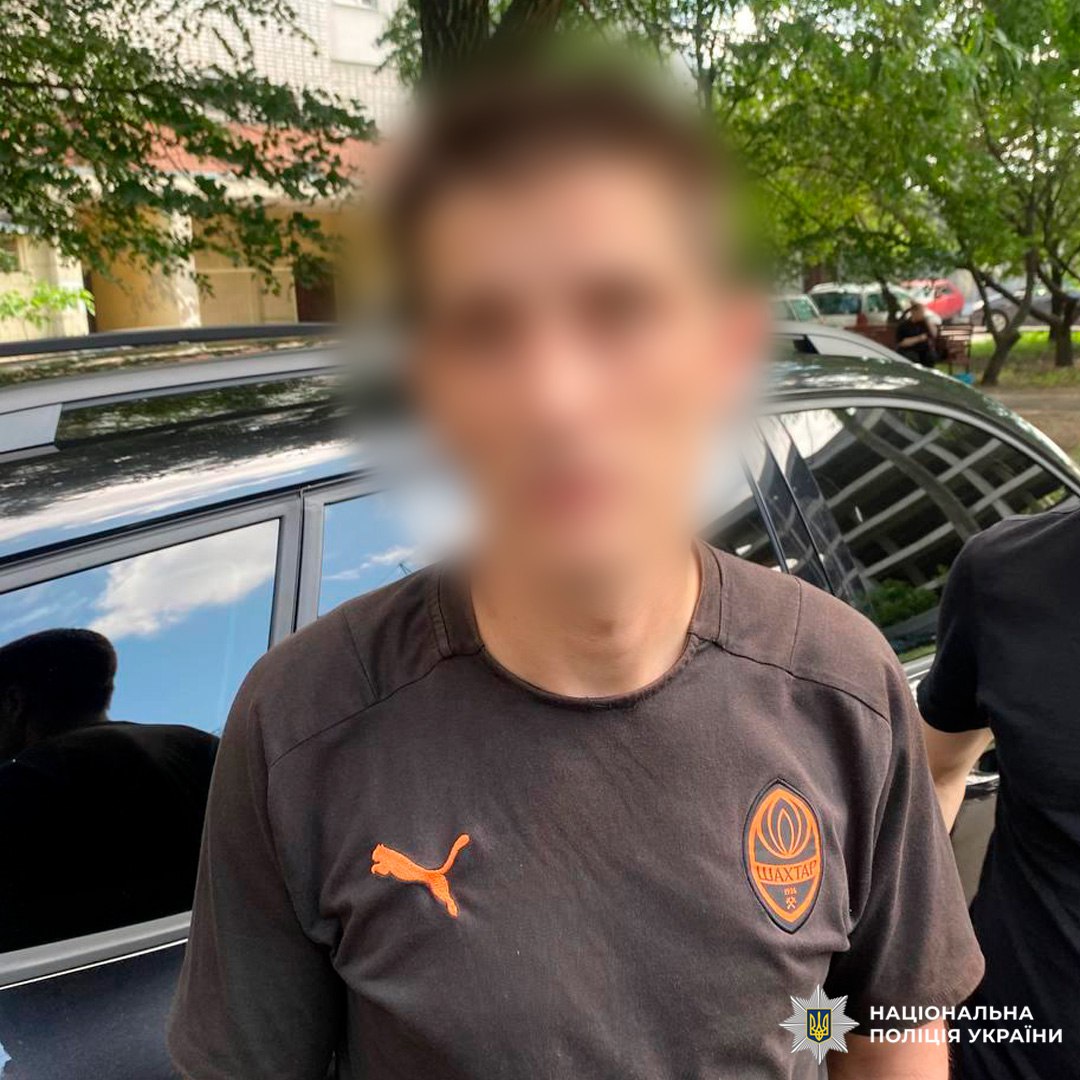 В Харькове рецидивисты средь бела дня сорвали с женщины золотую цепочку. Фото: Нацполиция