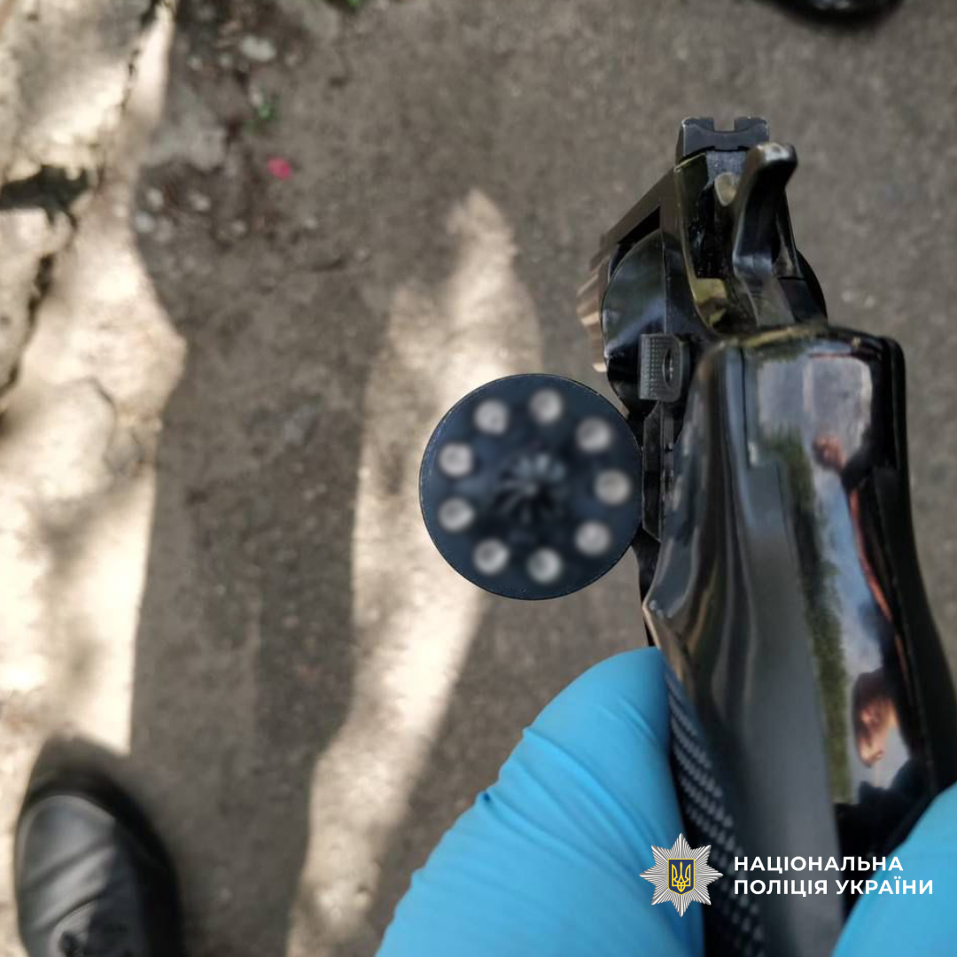 "Заступился" за мать: в Харькове мужчина пытался застрелить отчима фото