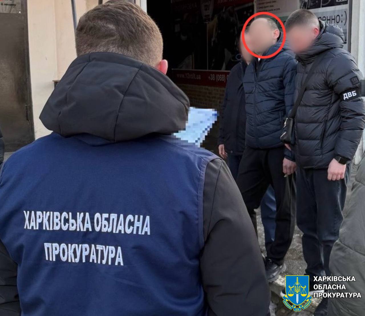 В Харькове задержали дельца, который за 500 долларов обещал ускорить переоформление авто. Фото: Харьковская облпрокуратура