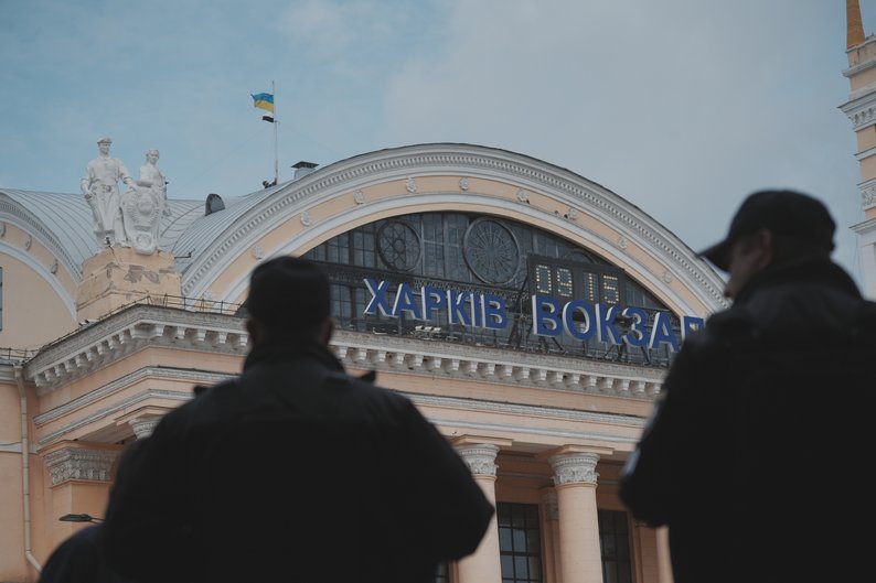 В Харькове на Центральном вокзале подняли Флаг Надежды. Фото: Суспільне Харьков/Виктория Якименко