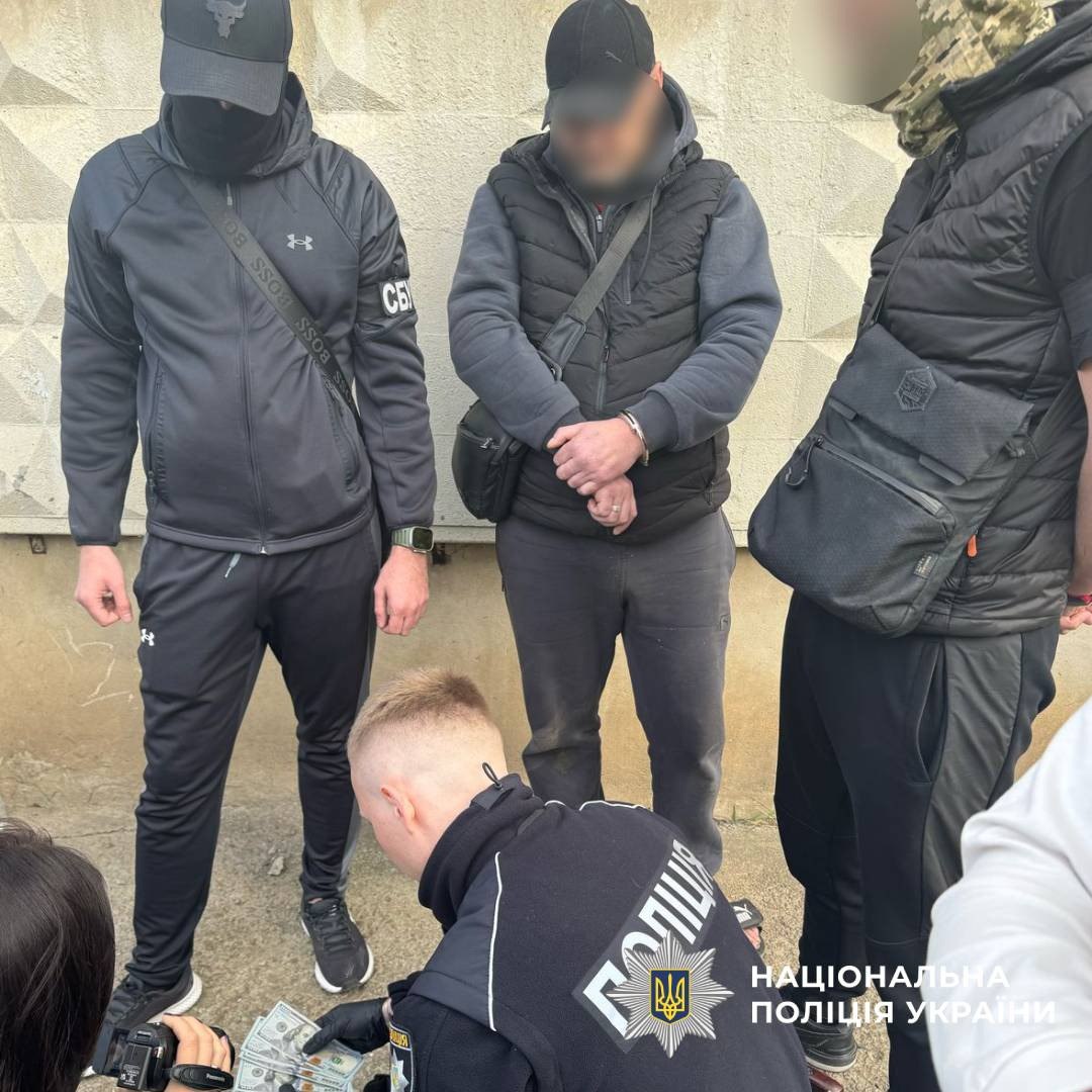 В Харькове задержан мужчина за попытку продать отсрочку от мобилизации за $9500. Фото: Нацполиция