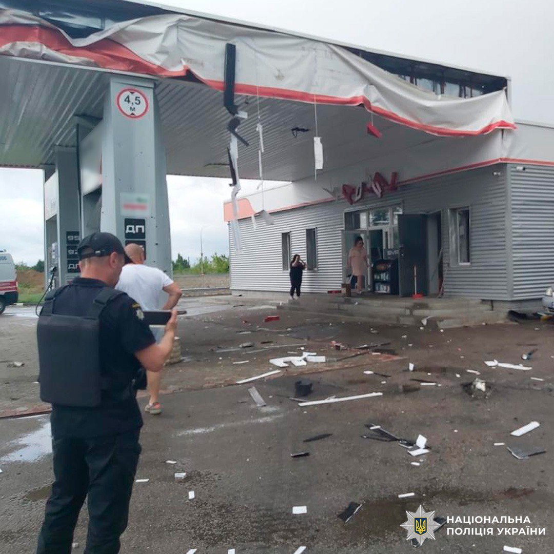 Російський безпілотник ударив по АЗС у Харкові. Фото: Нацполіція