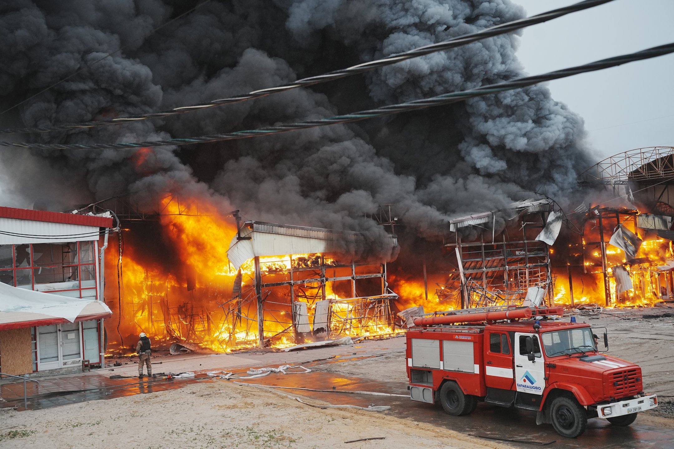 Пожар на рынке "Барабашово" после удара "Шахеда". Фото: Суспільне/Виктория Якименко