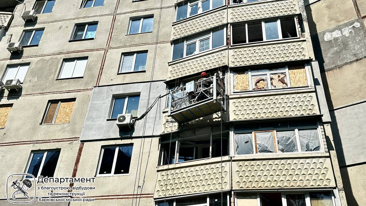 На Північній Салтівці відновлюють багатоповерхівку, пошкоджену у 2022 році. Фото: ХМР