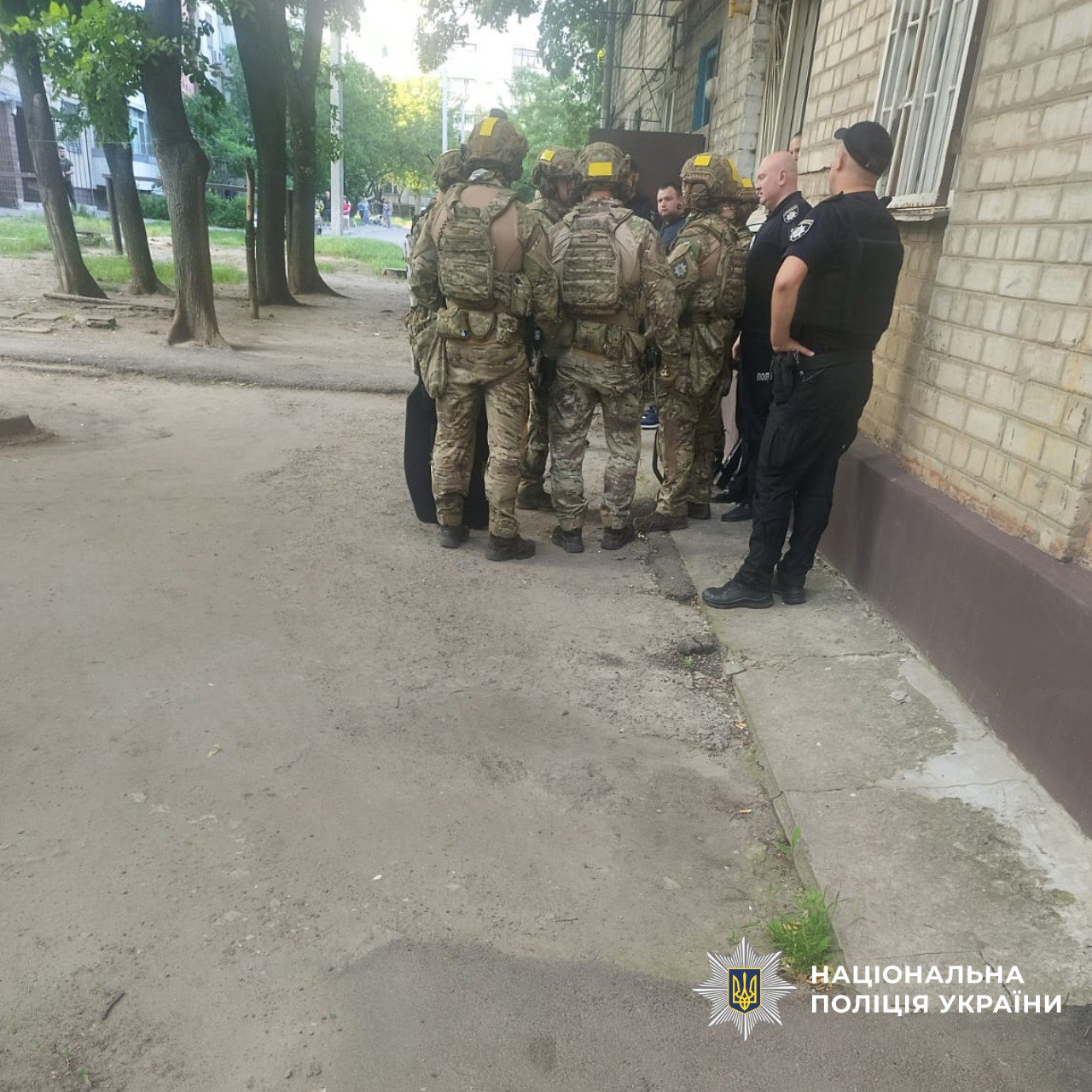 В Харькове мужчина ворвался в квартиру и удерживал в ней двух женщин. Фото: Нацполиция