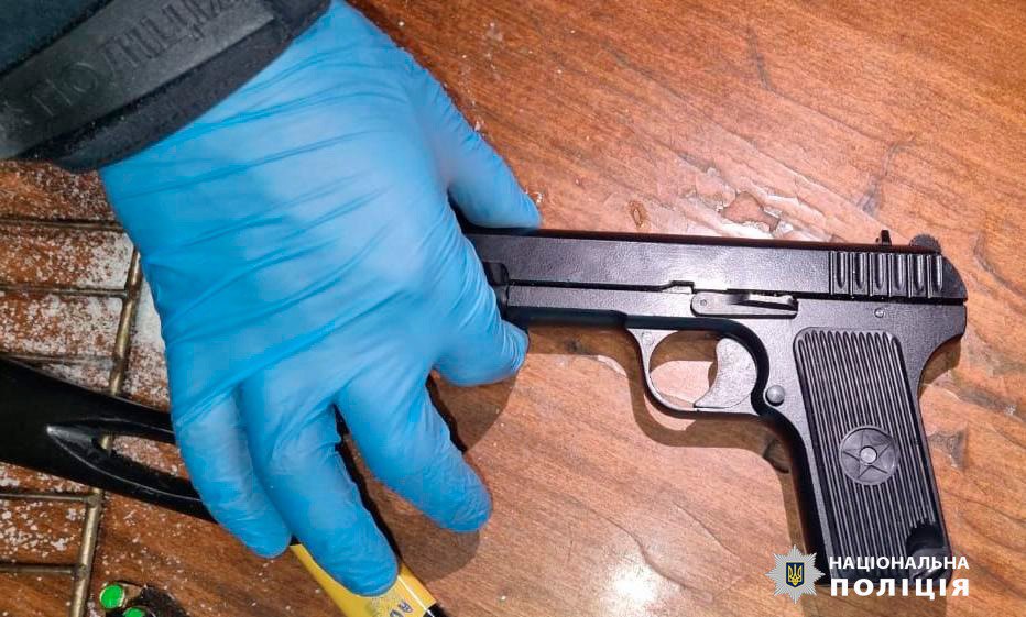 Мужчина открыл стрельбу из многоэтажки в Лозовой и угрожал полиции. Фото: Нацполиция