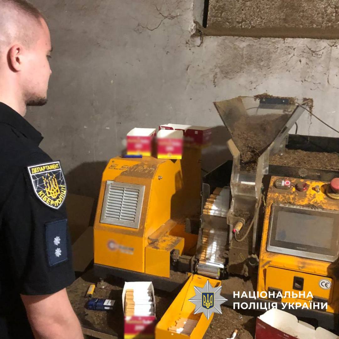 На Харківщині викрили сімейну схему виробництва цигарок. Фото: Нацполіція