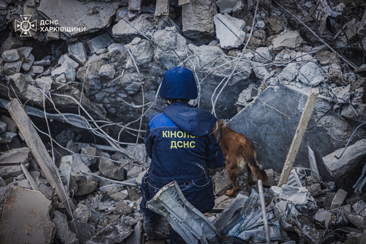 У Харкові на зруйнованому обстрілом заводі знайшли двох загиблих. Фото: ДСНС