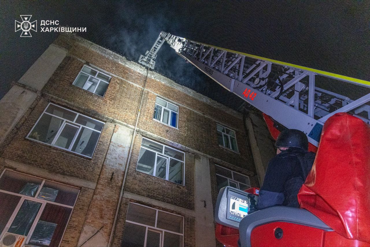 Окупанти вдарили безпілотником по підприємству на Салтівці. Фото: ДСНС