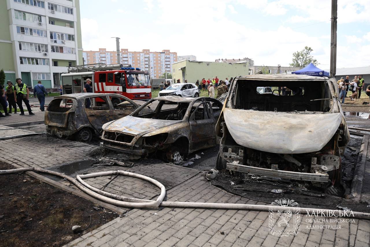 Россияне ударили КАБами по центру Харькова: "прилет" возле многоэтажки. Фото: ХОВА