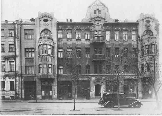 Архівна фотографія з оригінальним виглядом будинку з Вікіпедії