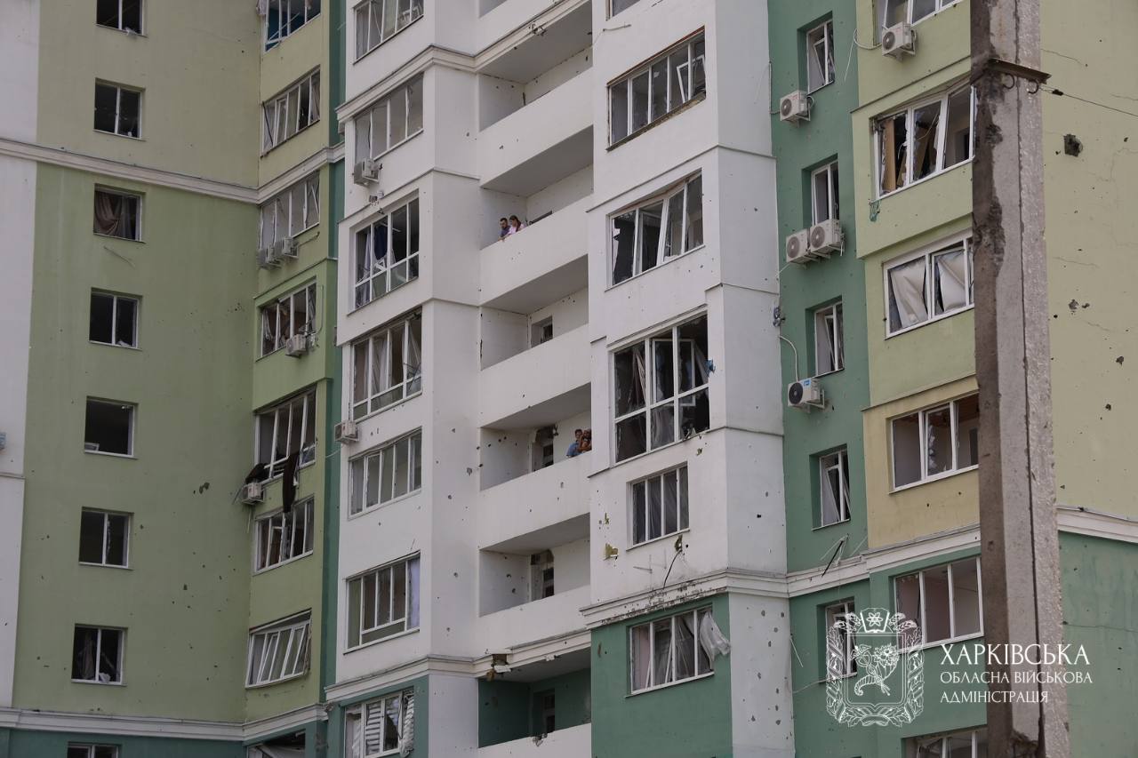 Россияне ударили КАБами по центру Харькова: "прилет" возле многоэтажки. Фото: ХОВА