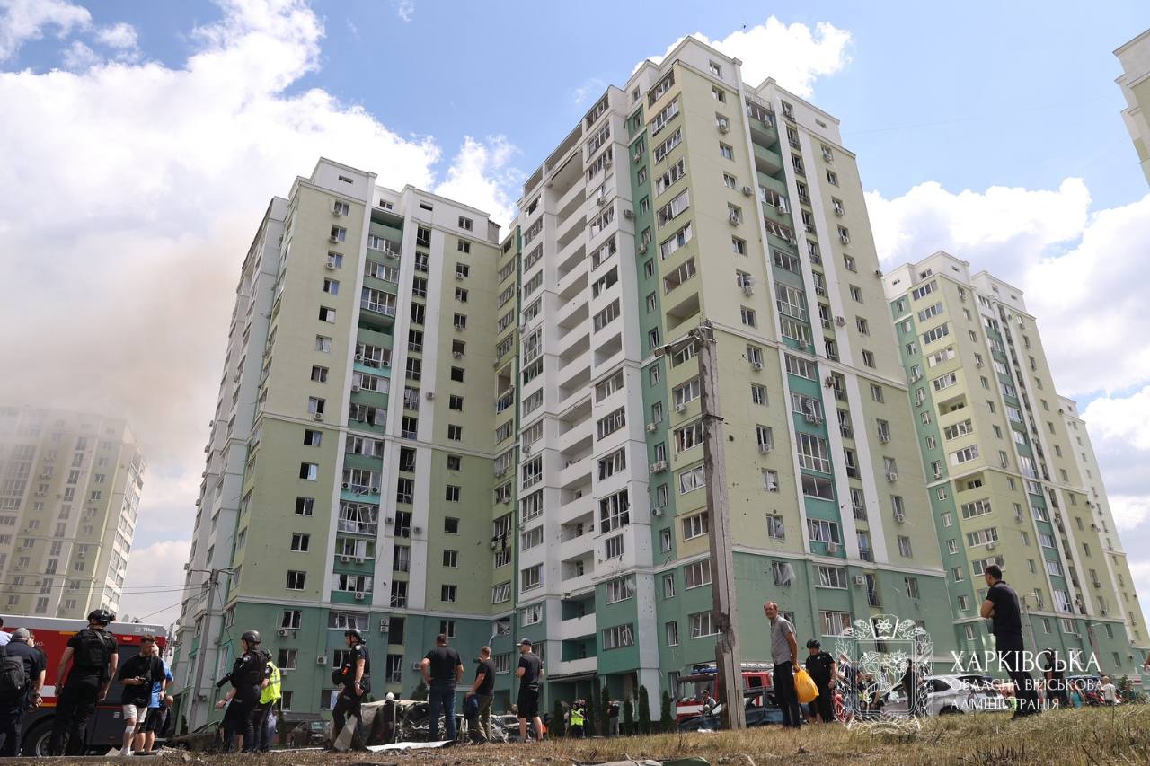 Россияне ударили КАБами по центру Харькова: "прилет" возле многоэтажки. Фото: ХОВА