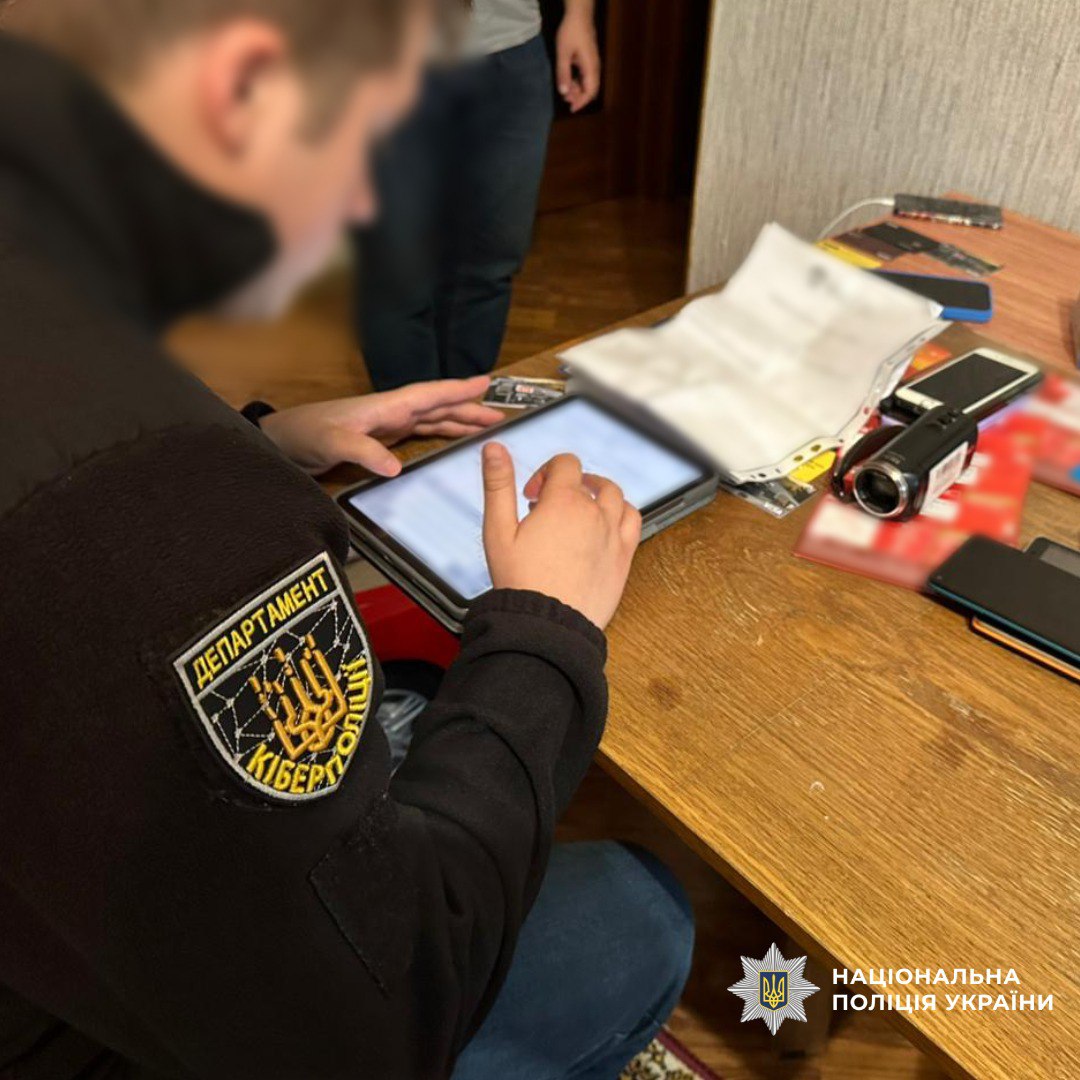На Харьковщине разоблачили мошенников, которые торговали фейковыми вакансиями за рубежом. Фото: Нацполиция