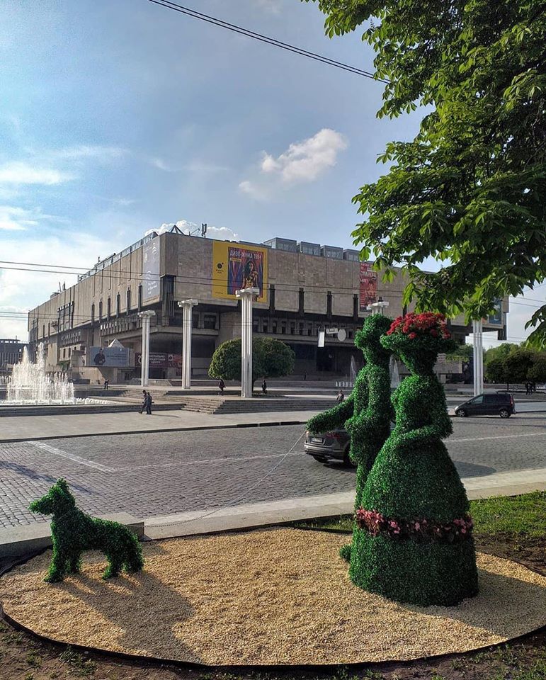 "Зеленая парочка": возле Зеркальной струи установили новую инсталляцию фото