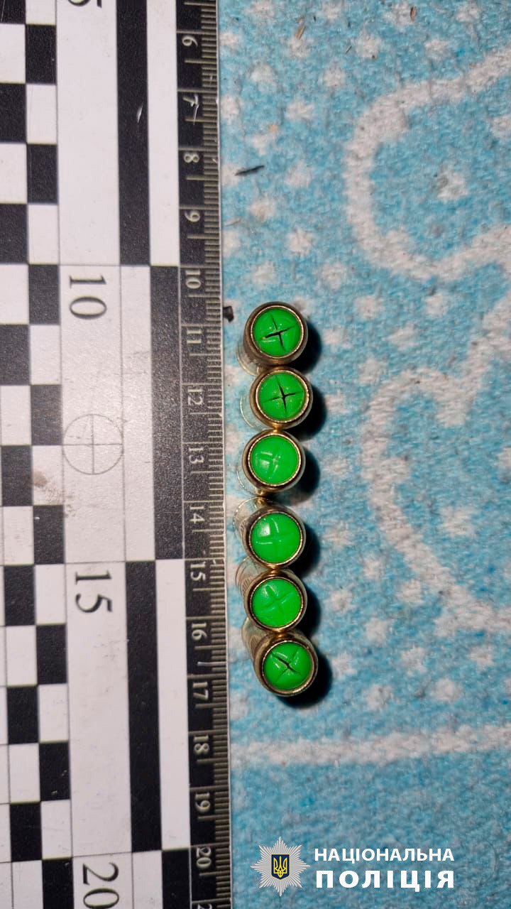 Мужчина открыл стрельбу из многоэтажки в Лозовой и угрожал полиции. Фото: Нацполиция