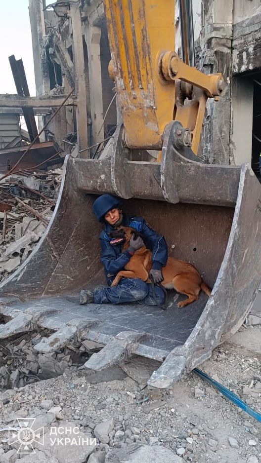 У Харкові на зруйнованому обстрілом заводі знайшли двох загиблих. Фото: ДСНС