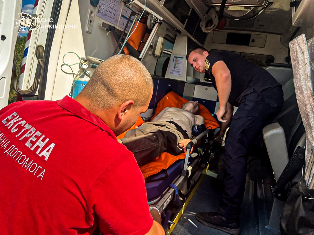 Знепритомнів біля вогню: чоловік ледь не згорів під час пожежі на Харківщині. Фото: ДСНС 