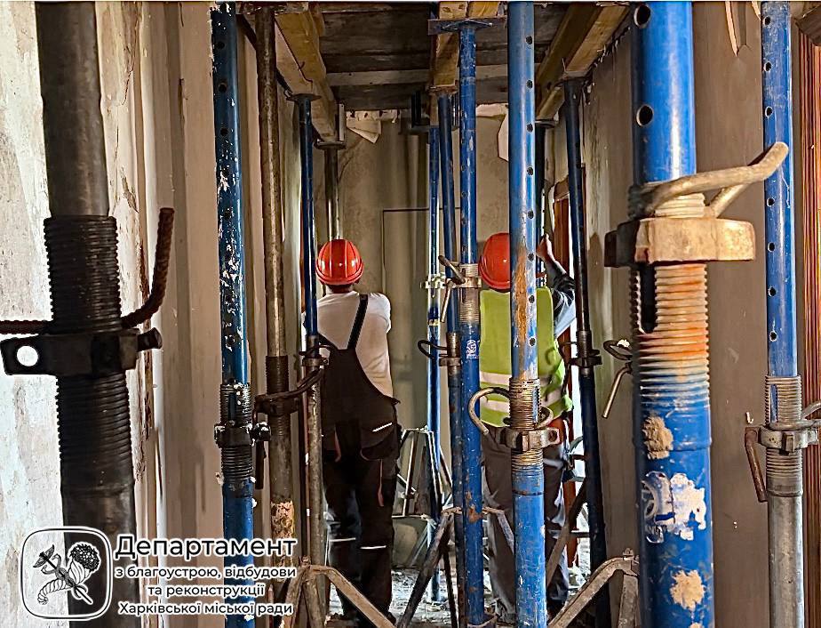 На Північній Салтівці відновлюють багатоповерхівку, пошкоджену у 2022 році. Фото: ХМР