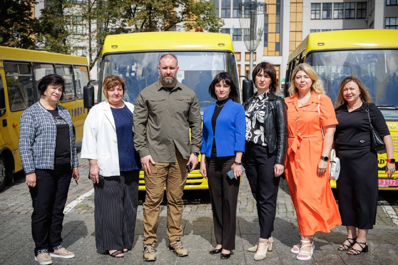 На Харьковщину передали новые школьные автобусы: среди них &mdash; инклюзивные. Фото: ХОВА