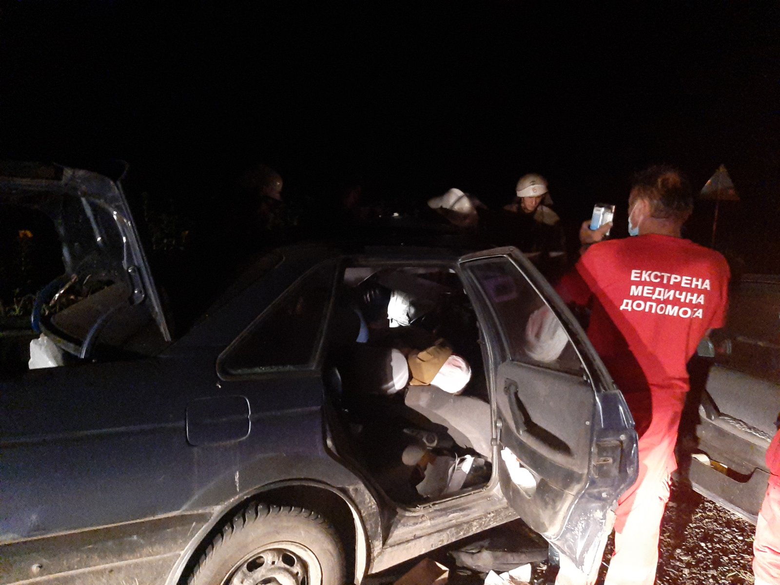 Под Харьковом спасатели вырезали водителя из искореженного автомобиля. Фото: kh.dsns.gov.ua