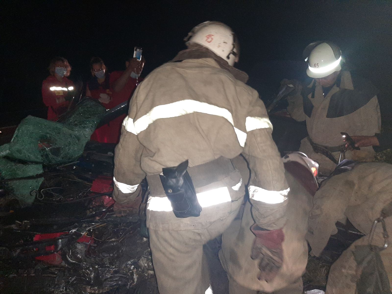 Под Харьковом спасатели вырезали водителя из искореженного автомобиля. Фото: kh.dsns.gov.ua