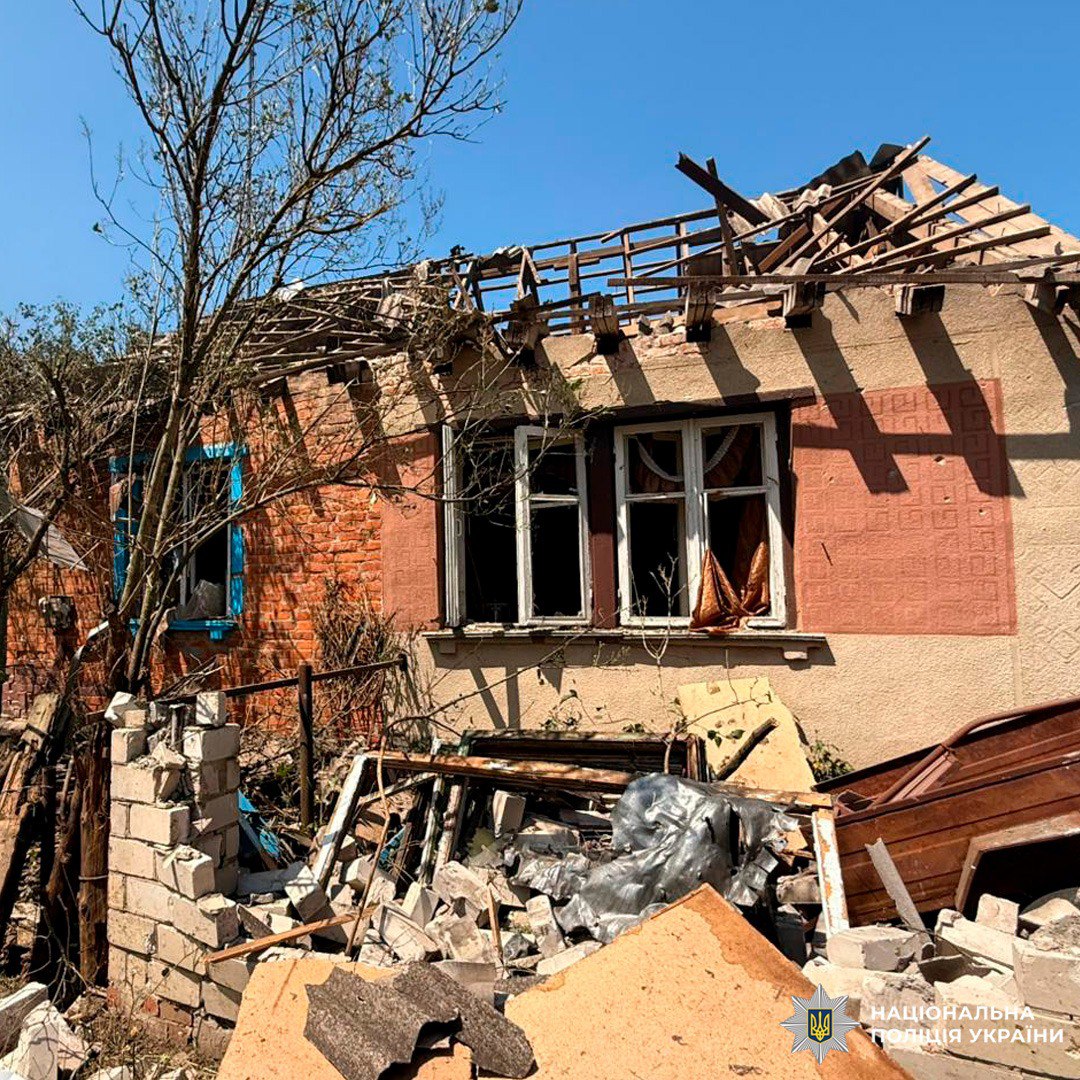 Окупанти вдень обстріляли місто під Харковом: загинула жінка, ще 10 — поранено. Фото: Нацполіція