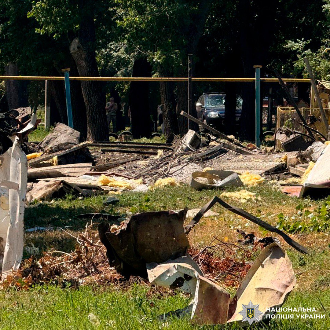Окупанти вдень обстріляли місто під Харковом: загинула жінка, ще 10 — поранено. Фото: Нацполіція