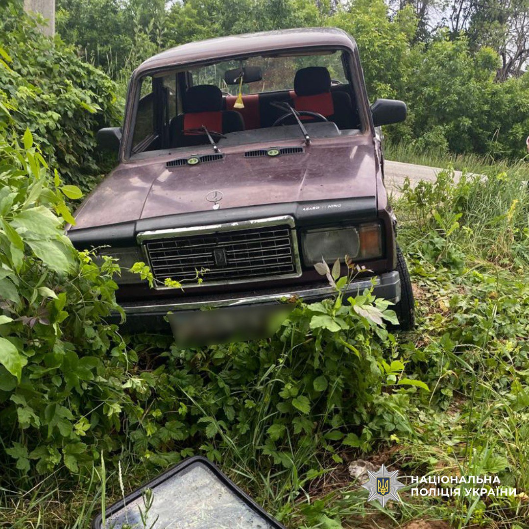 В Богодухове пассажирский микроавтобус врезался в ВАЗ и перевернулся. Фото: Нацполиция