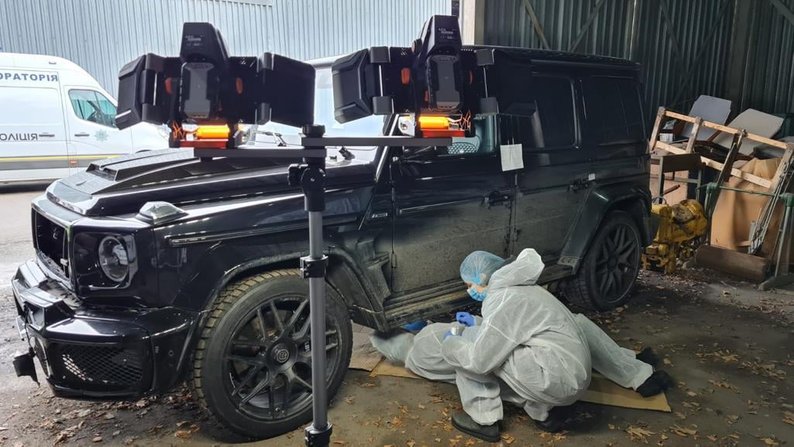 Криминалисты осматривают машину, сбившую пешехода на трассе 9 февраля 2022 года. Нацполиция