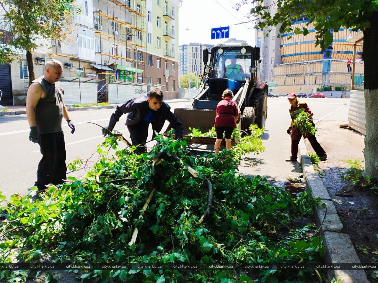 Более 500 крыш и тысяча деревьев: Харьков ликвидирует последствия мощного урагана. Фото: Харьковский горсовет