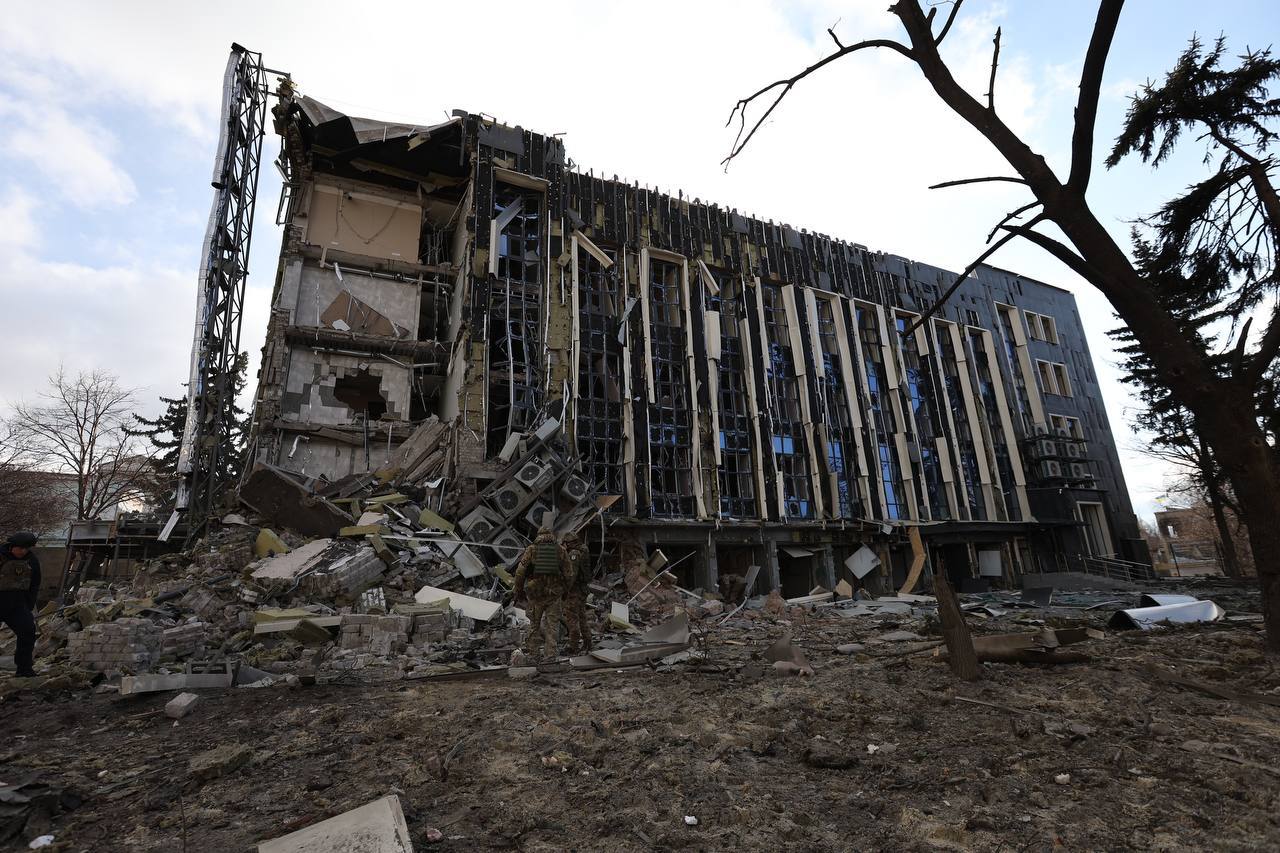 Есть погибшие и раненые: россияне ударили ракетой по центру Изюма. Фото: Олег Синегубов