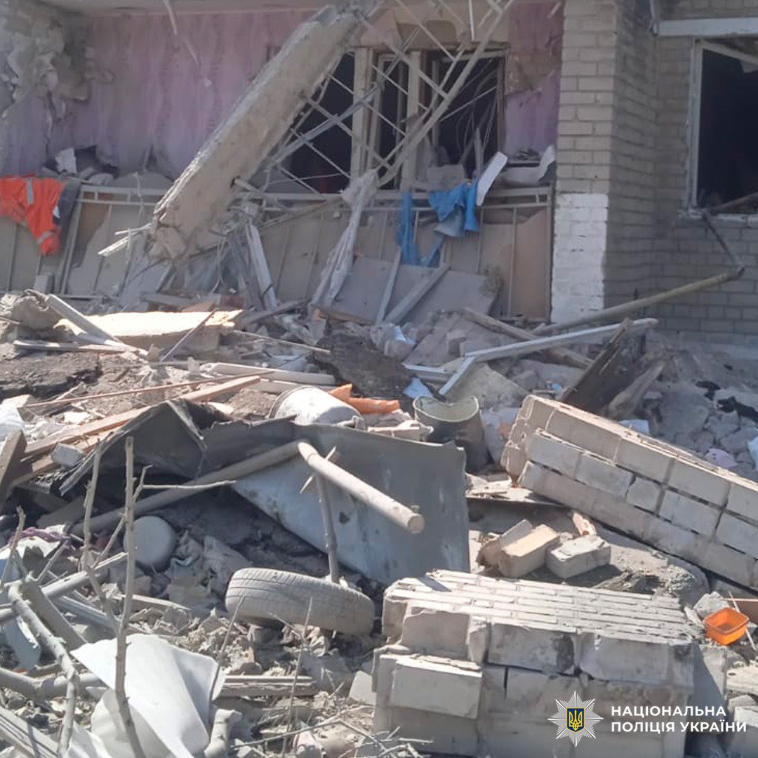 Россия ударила авиабомбой в многоквартирный дом под Харьковом. Фото: Нацполиция