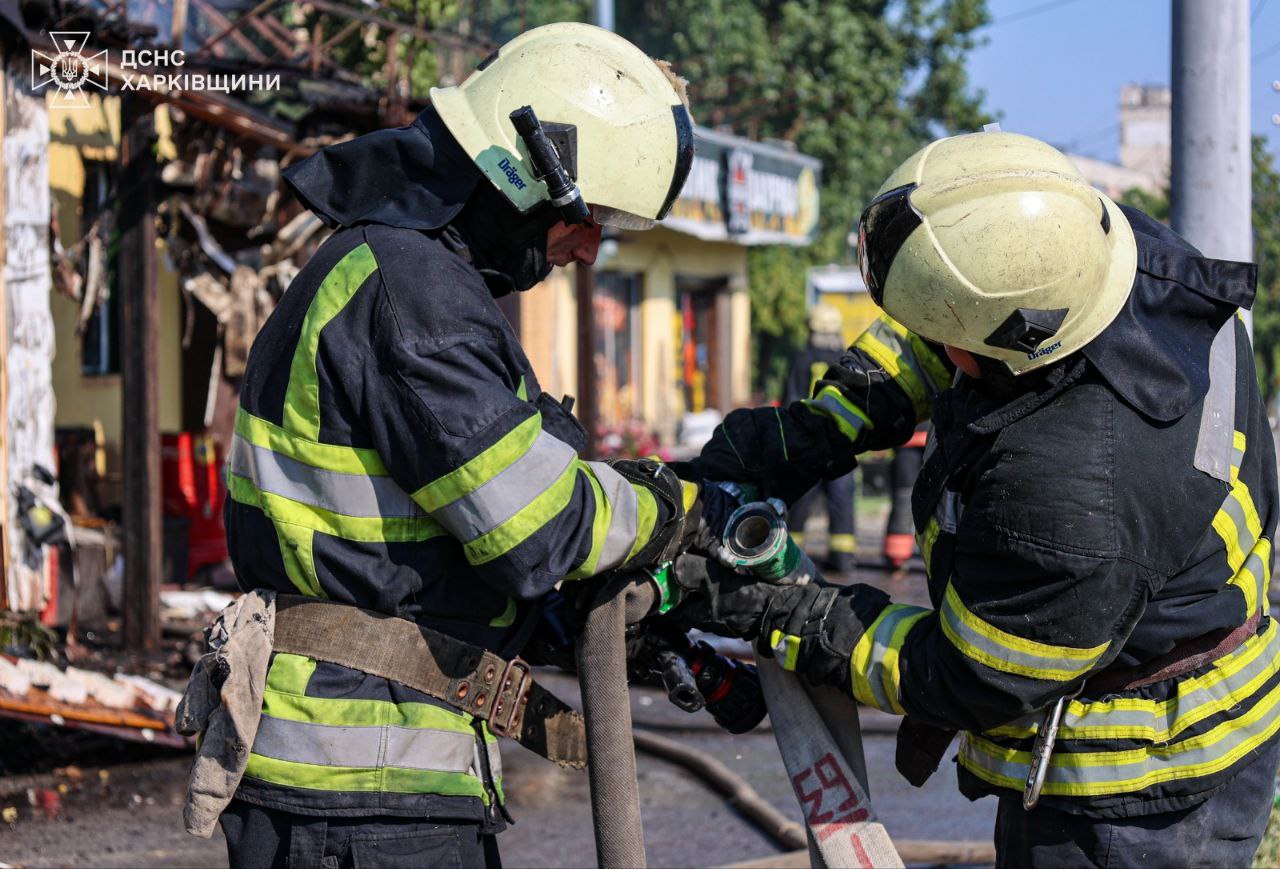 На Олексіївці у Харкові згоріло кафе. Фото: ДСНС
