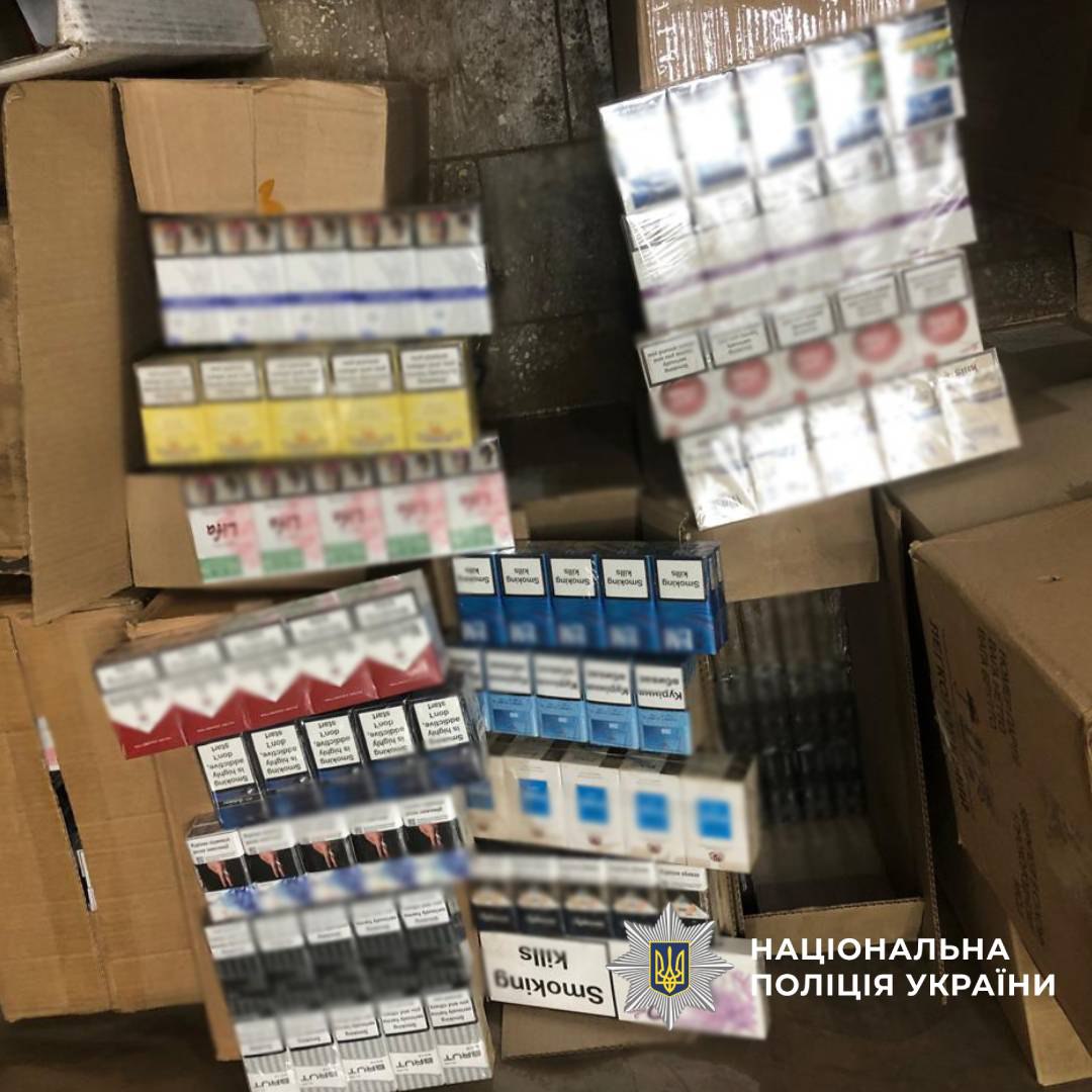 На Харківщині викрили сімейну схему виробництва цигарок. Фото: Нацполіція
