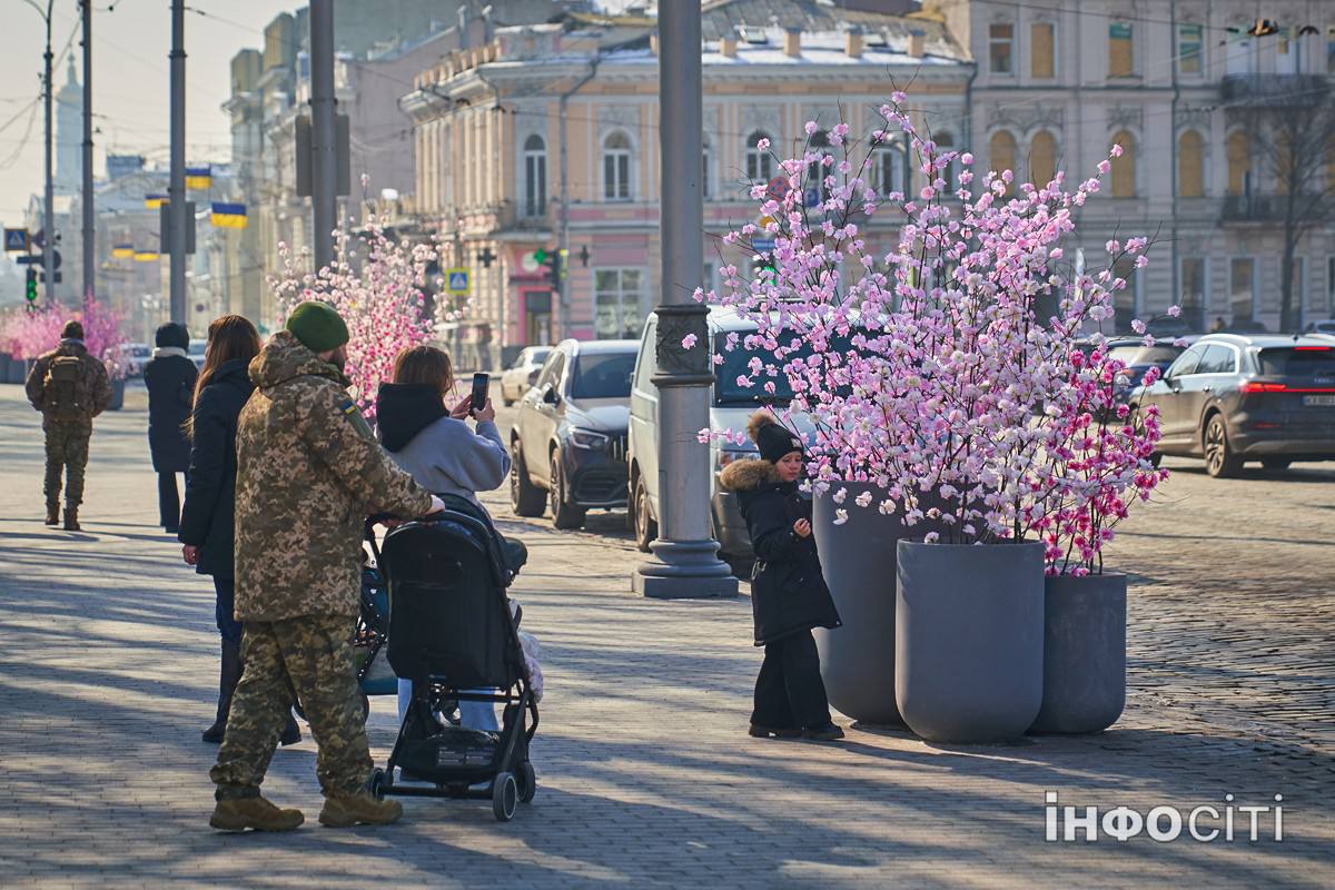 В Харькове установили весенние украшения. Фото: Инфосити