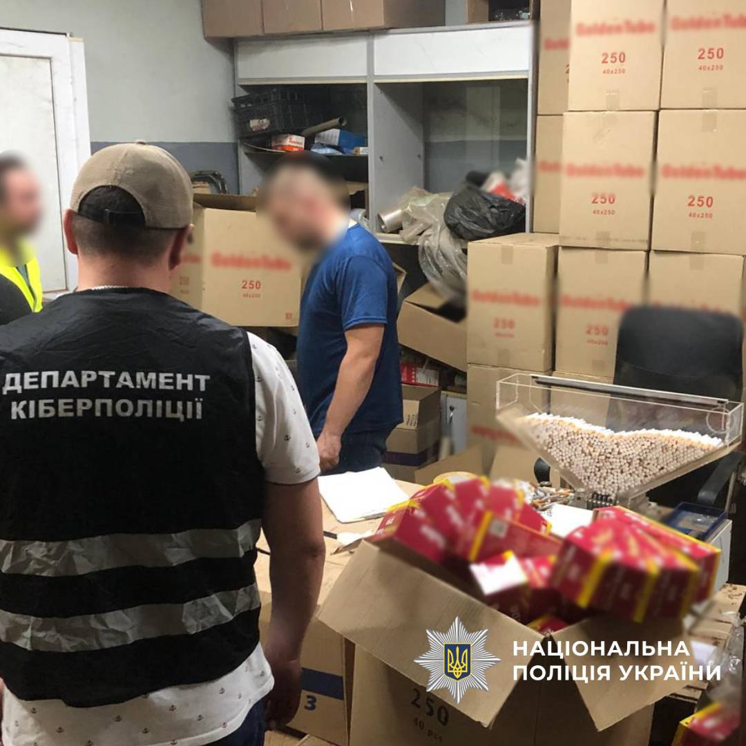 На Харківщині викрили сімейну схему виробництва цигарок. Фото: Нацполіція