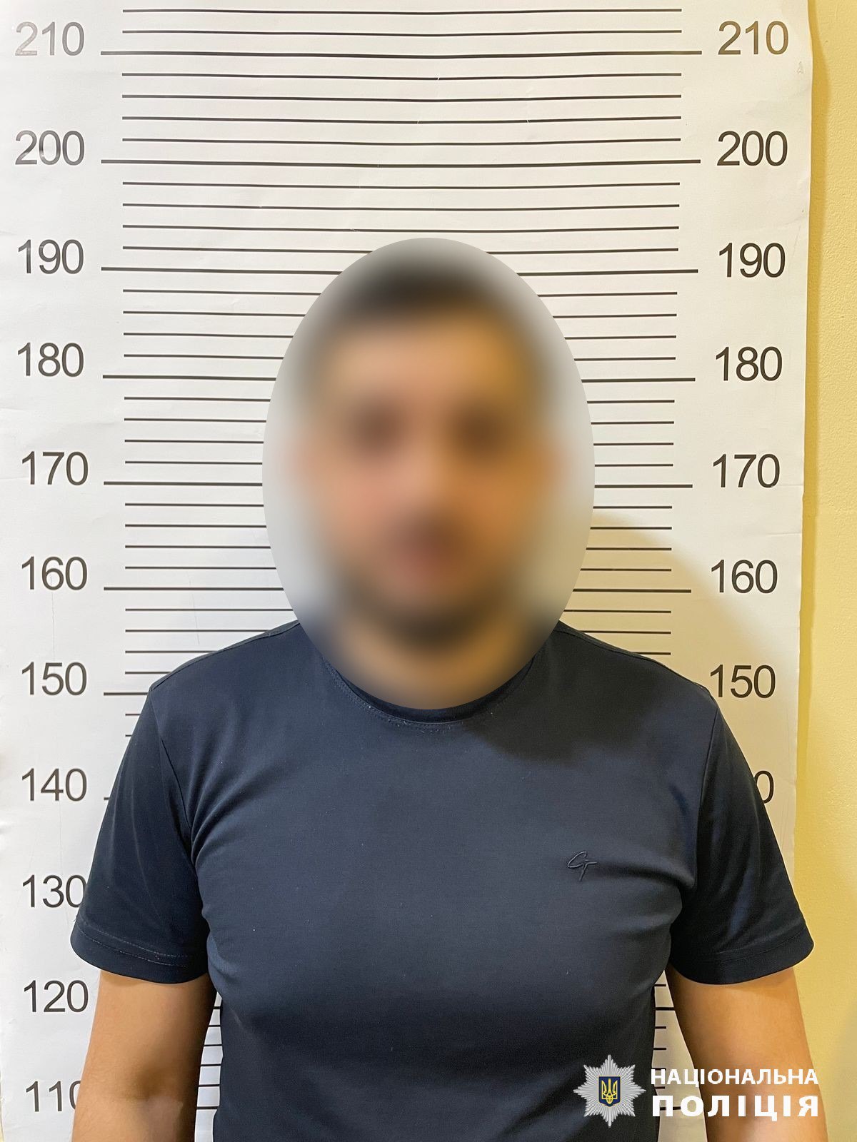 На Харьковщину экстрадировали афериста, продававшего военным несуществующие авто. Фото: Нацполиция