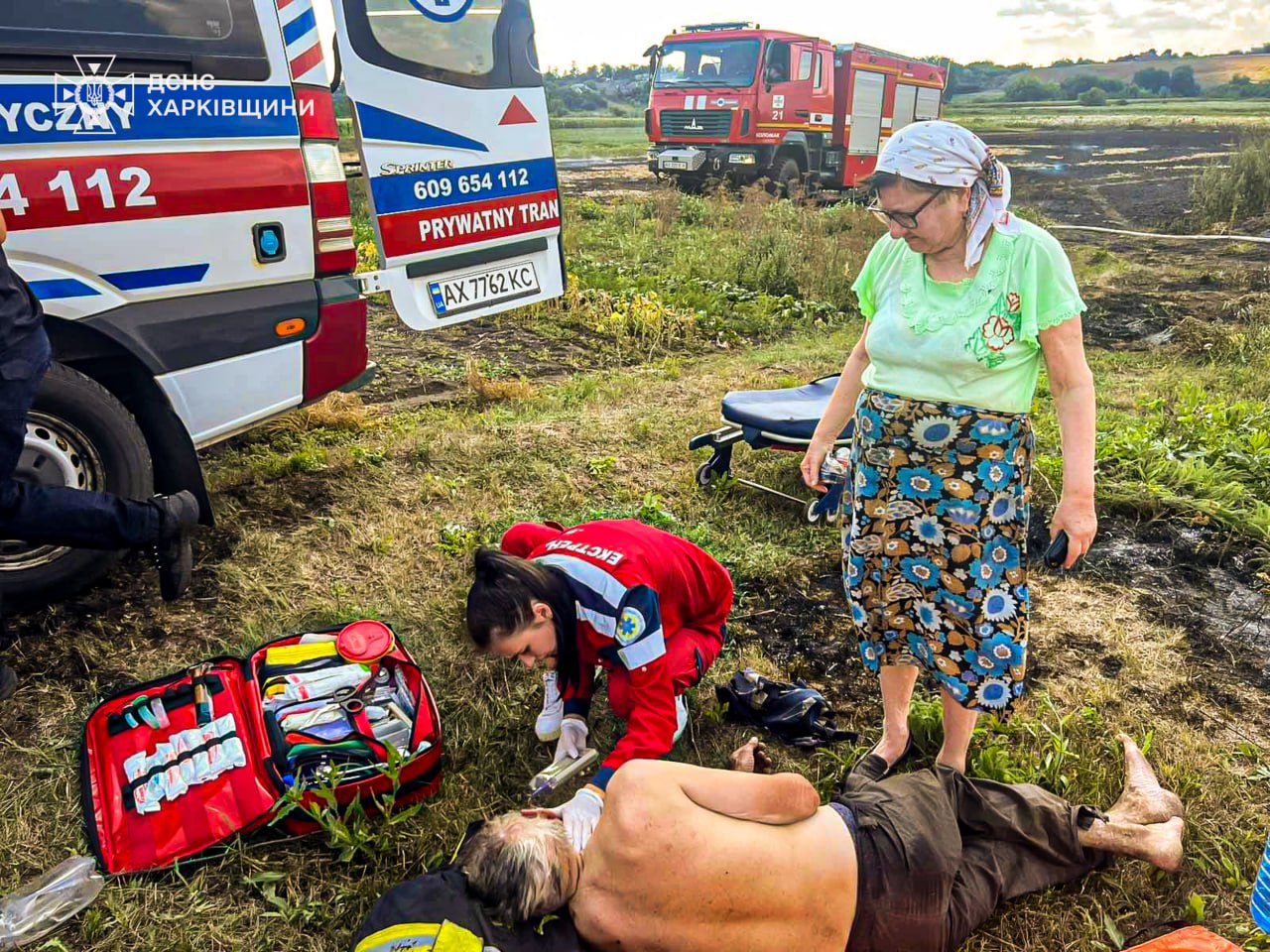 Знепритомнів біля вогню: чоловік ледь не згорів під час пожежі на Харківщині. Фото: ДСНС 
