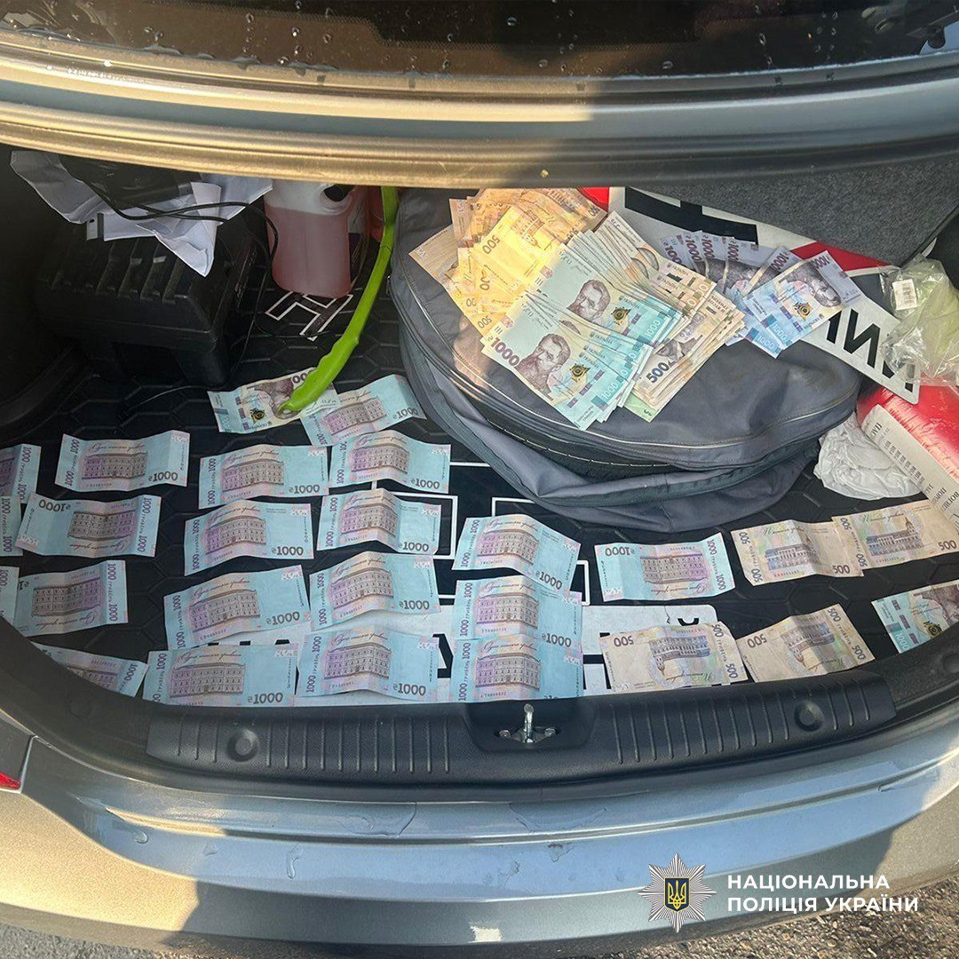 У Харкові викрили ділка, який продавав водійські права без іспитів. Фото: Нацполіція