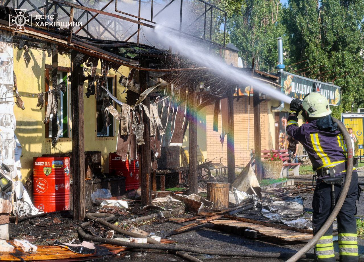 На Олексіївці у Харкові згоріло кафе. Фото: ДСНС