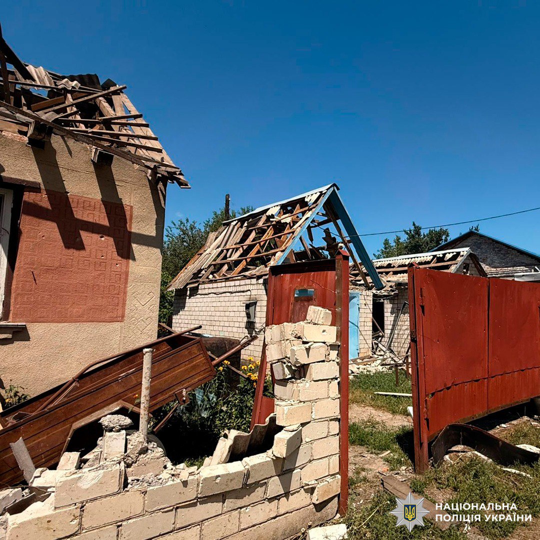 Окупанти вдень обстріляли місто під Харковом: загинула жінка, ще 10 — поранено. Фото: Нацполіція
