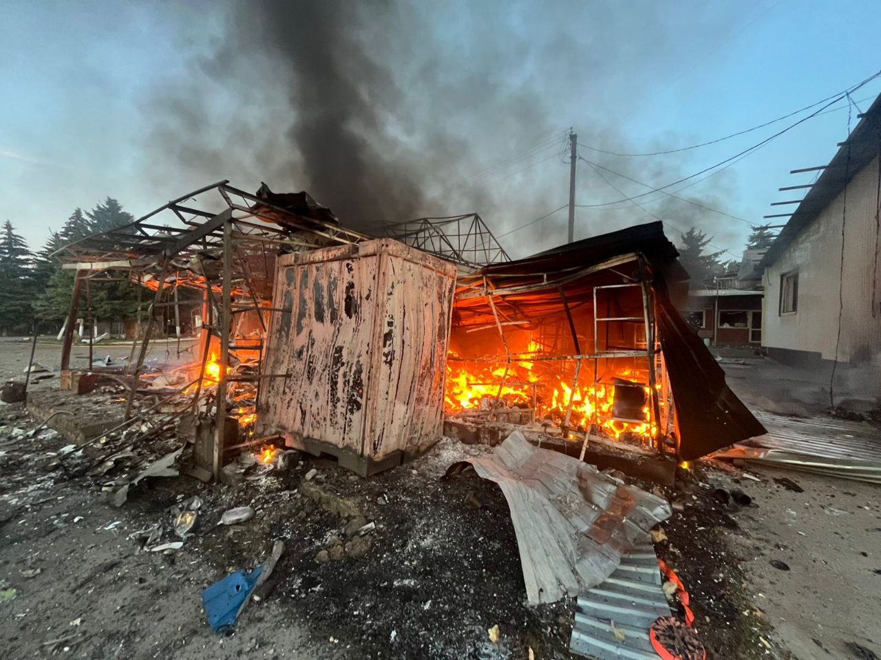 Россияне ударили беспилотниками по рынку в Харьковской области. Фото: ГСЧС